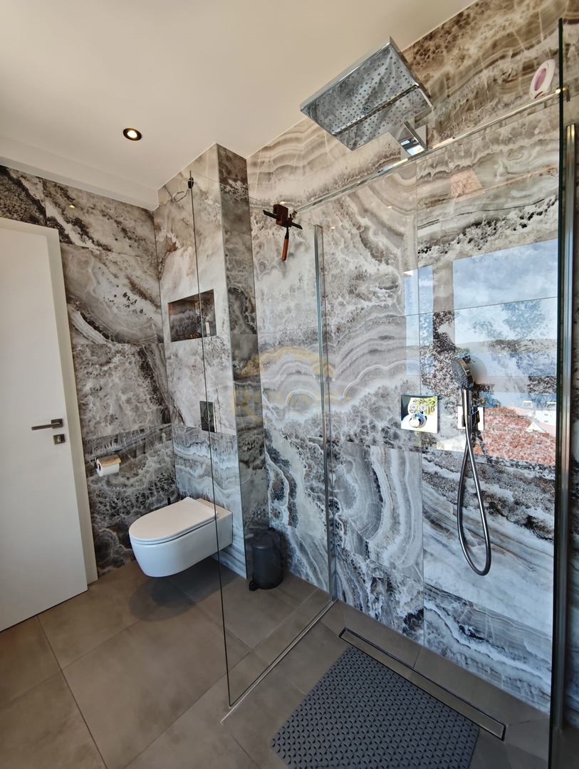 Attico di lusso a Okrug Gornji/Čiovo con terrazza sul tetto